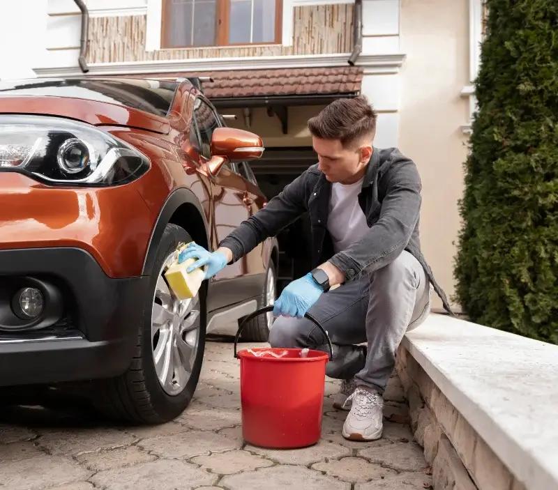 Lavage auto à domicile Noyers-sur-Cher : professionnel intervenant sur un véhicule